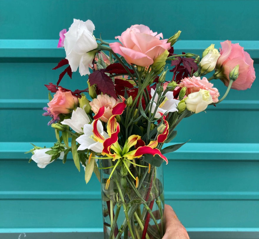 Vase with gloriosa lily and lisianthus