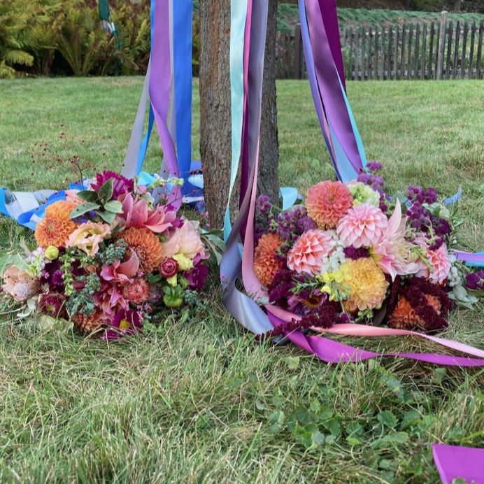 Personal bouquets with maypole